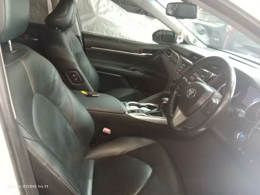 Foto Mobil Bekas Kabin Depan Toyota Camry 2.5 Hybrid tahun 2020